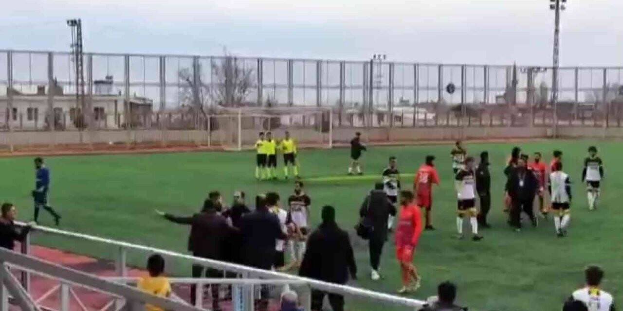 Amatör futbolcu, rakibine tekme attı