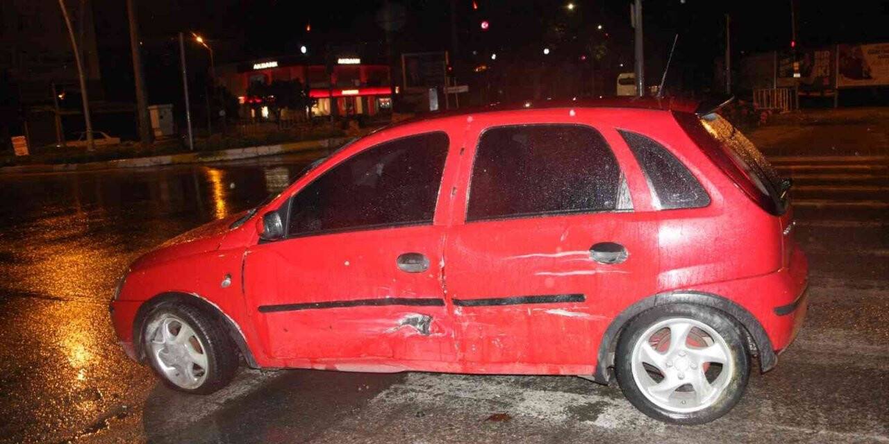 İkazlı yanan trafik ışıklarından geçerken kaza yaptılar: 1 yaralı