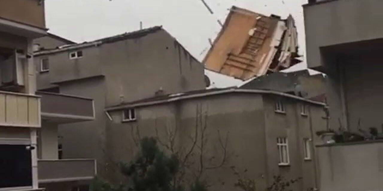 Arnavutköy’de çatıların uçma anı  kameraya yansıdı