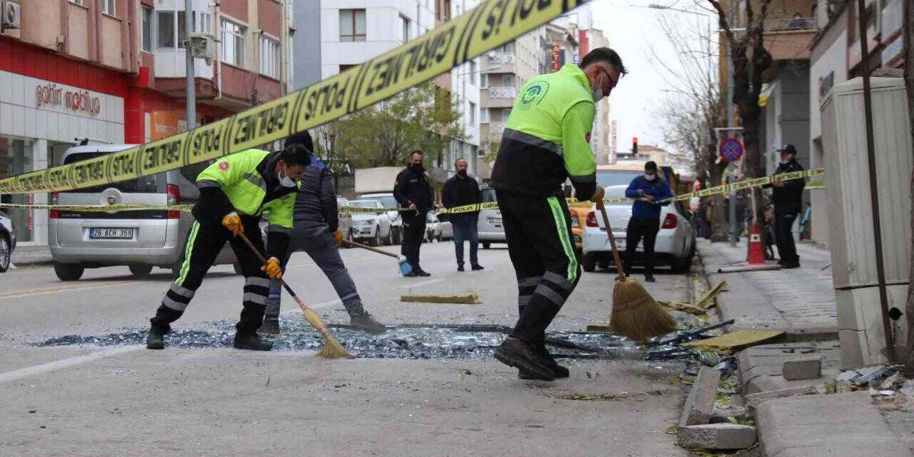 Şiddetli rüzgâr camları düşürdü, 1 araçta maddi hasar oluştu