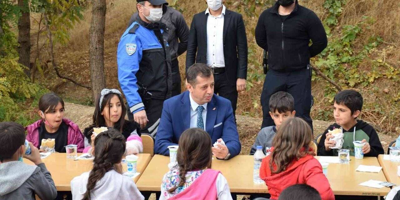 Cizre’de öğrenciler önce polis araçlarını tanıdı sonra polislerle piknik yaptı