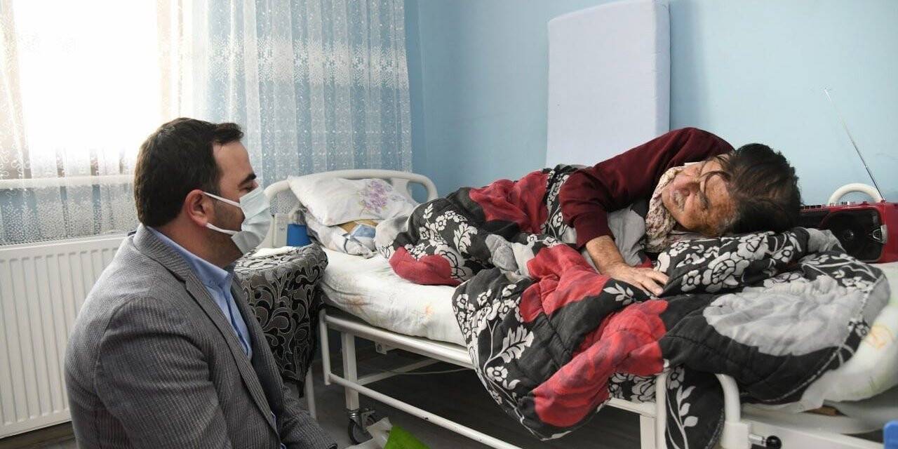 Başkan Özlü, hasta ve yaşlılara moral oldu