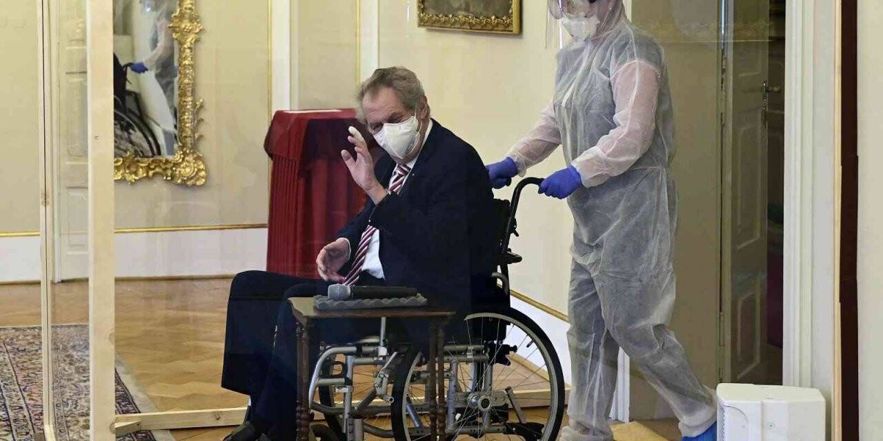 Çekya Devlet Başkanı Zeman’ın törene kabin içinde katılması gündem oldu