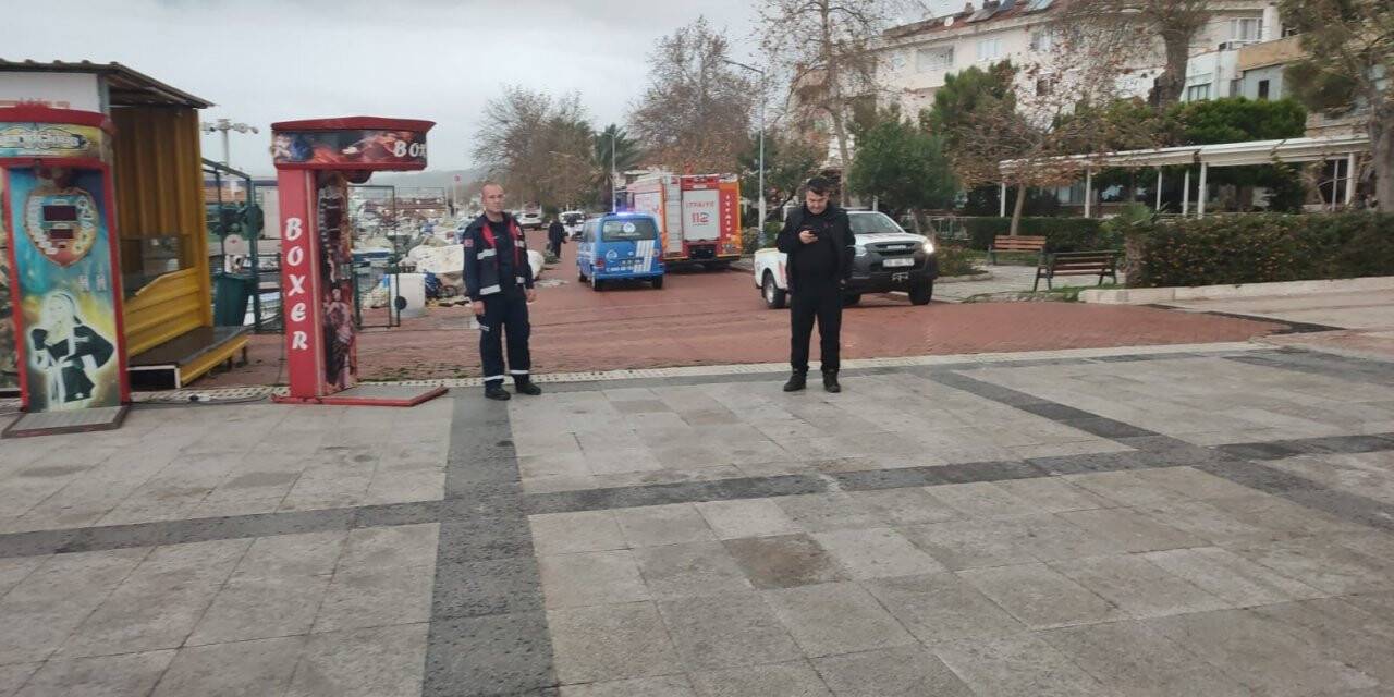 Edremit’te fırtına işyerlerinin tabelalarını denize uçurdu