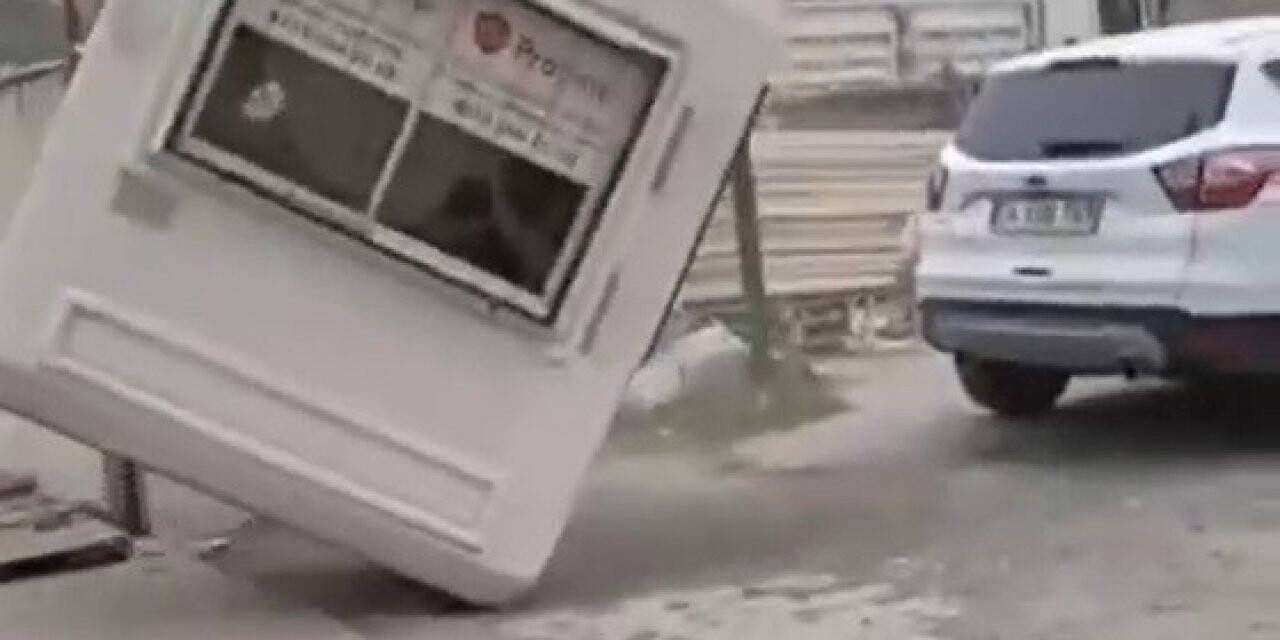 Fırtınada, görevli içindeyken güvenlik kulübesi uçtu