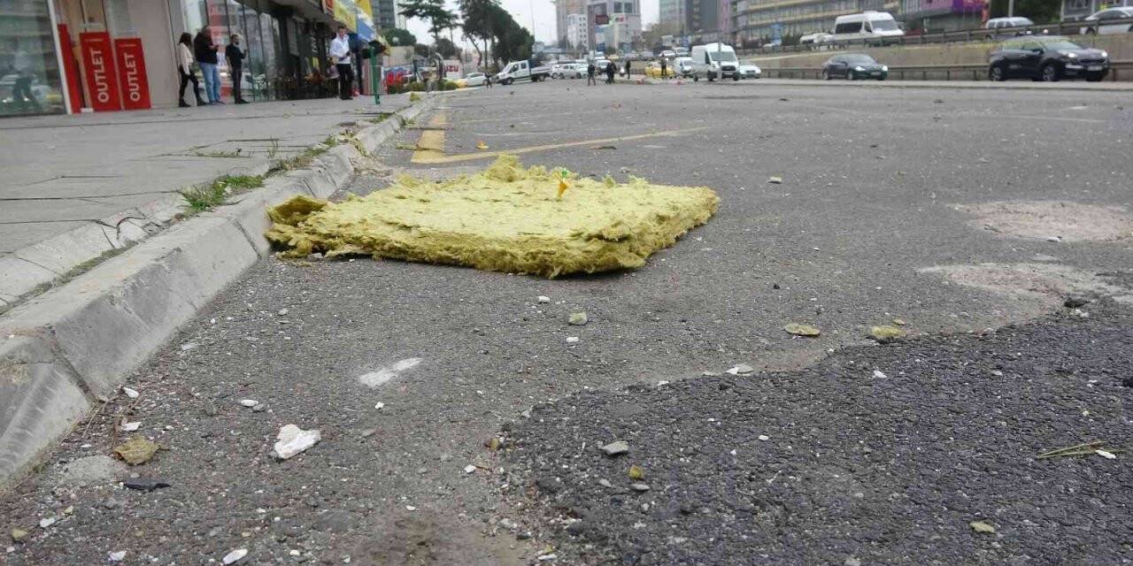 Kartal’da lodos nedeniyle rezidans duvarından kopan parçalar otomobillerin üzerine düştü