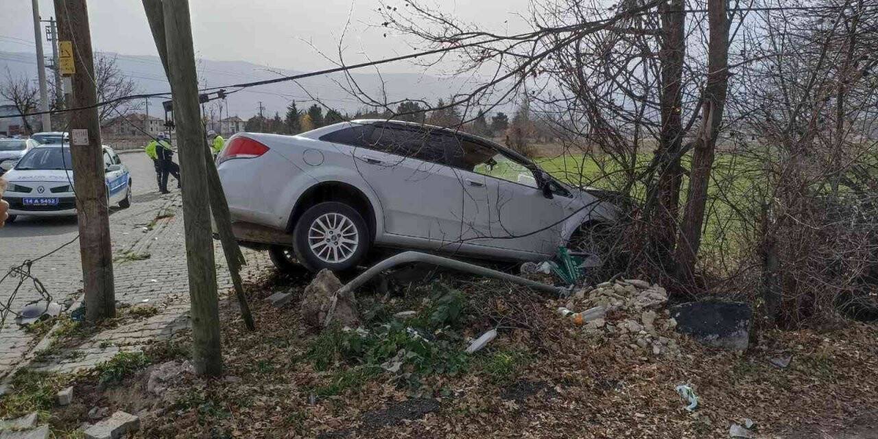 Hafif ticari araç otomobille çarpıştı: 2 yaralı