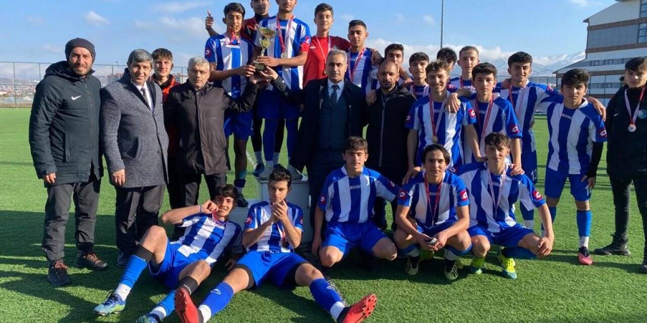 Liseli Gençler Futbol İl Birinciliği finalinde şampiyon Reşit Karabacak Spor Lisesi oldu