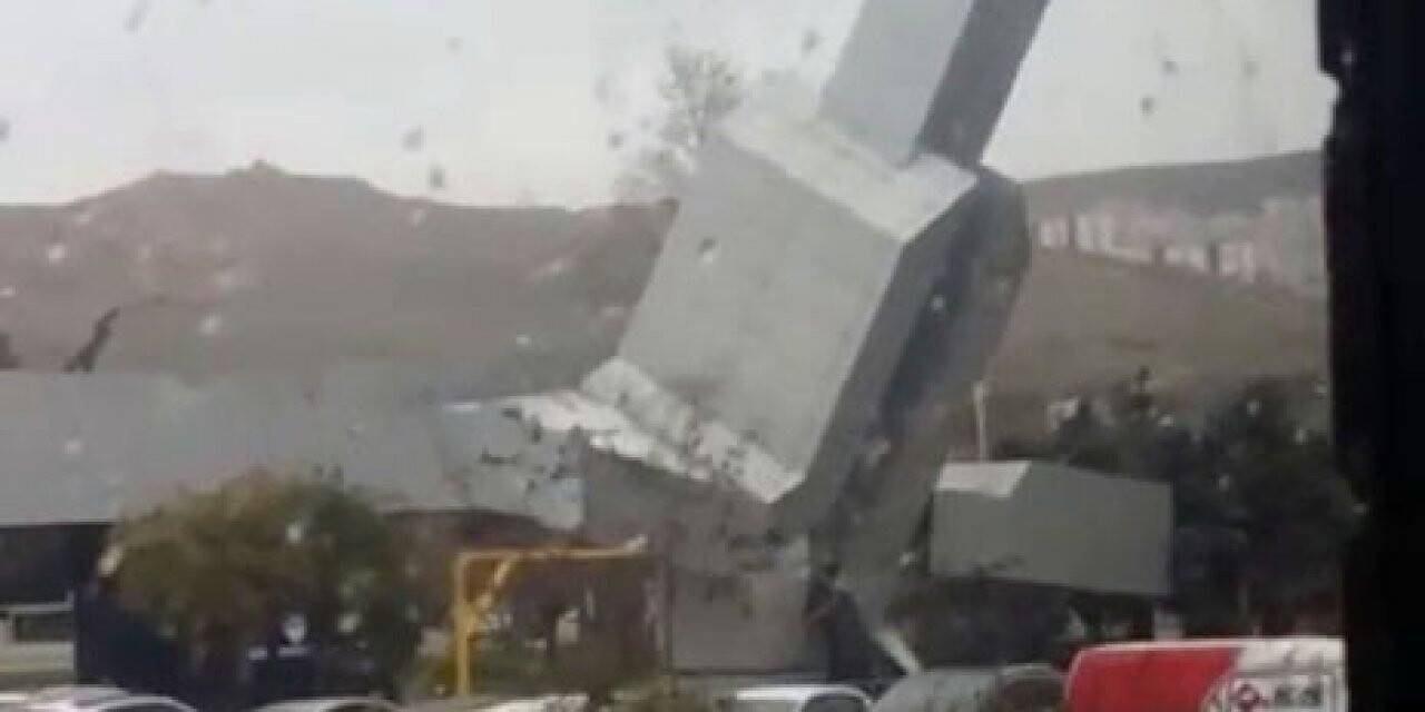 Çatalca’da saat kulesi devrildi