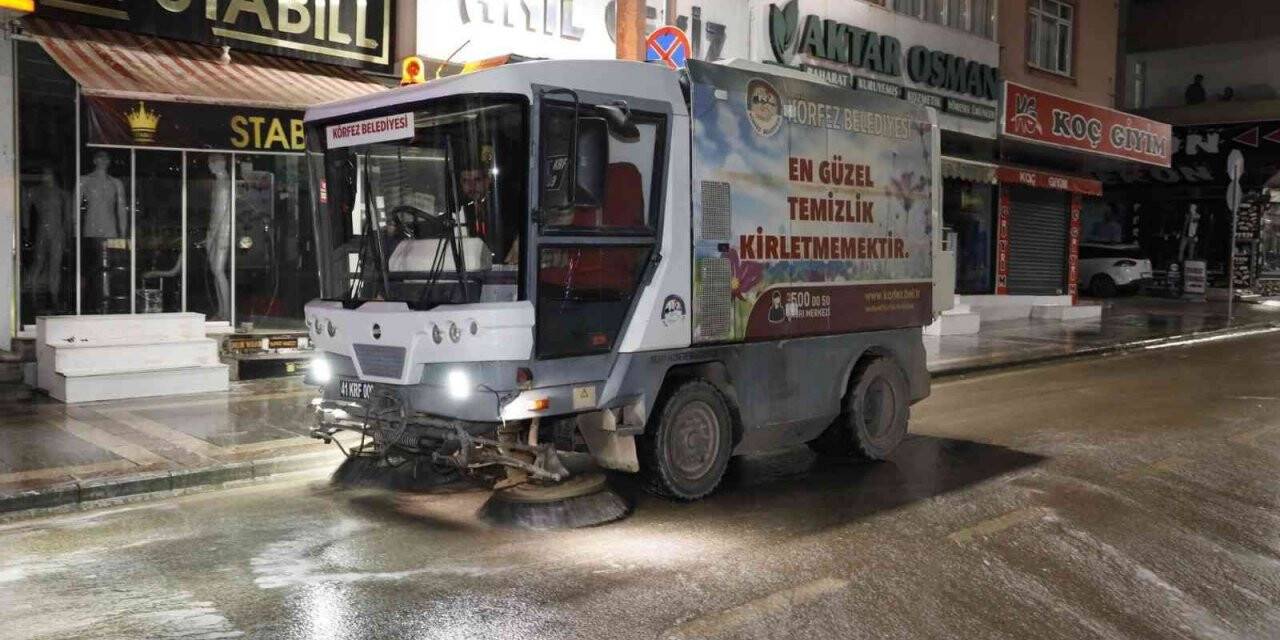 Cadde ve sokaklar sabunlu suyla yıkanıyor