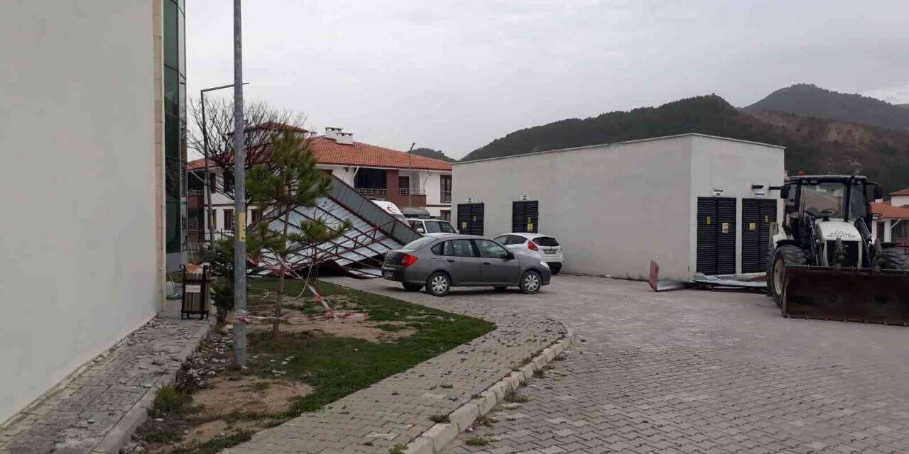 Şiddetli rüzgar hastanenin çatısını uçurdu