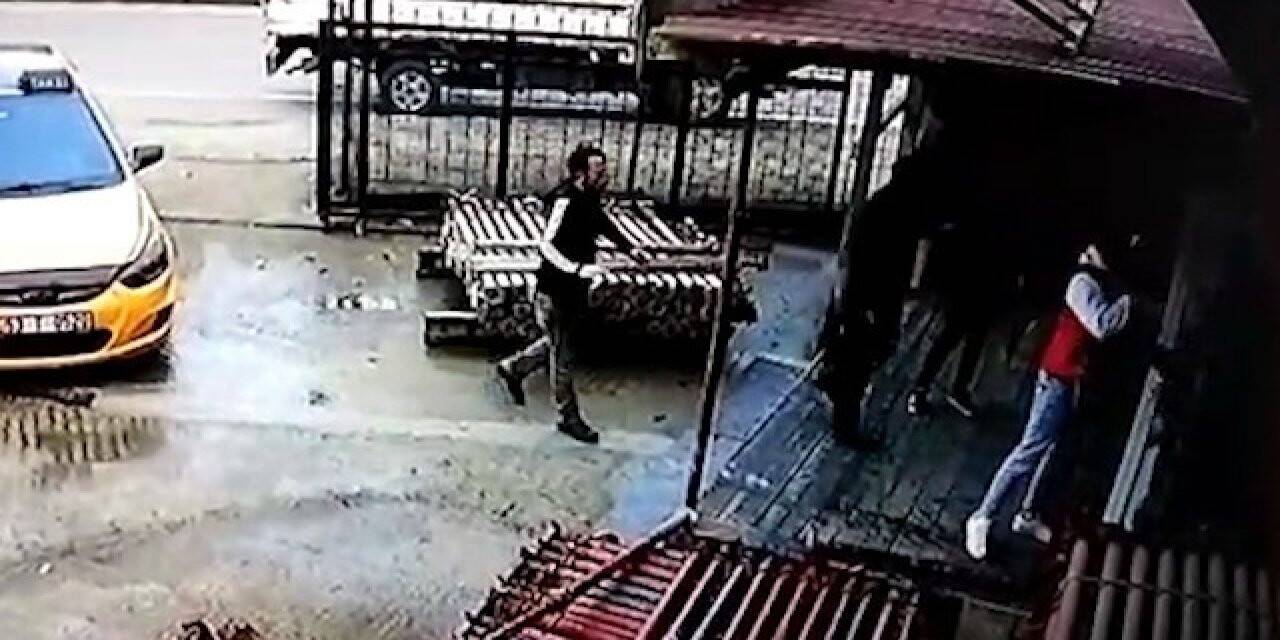 Rize’de 4 kişilik grubun işletmeye saldırı anı güvenlik kameralarına yansıdı