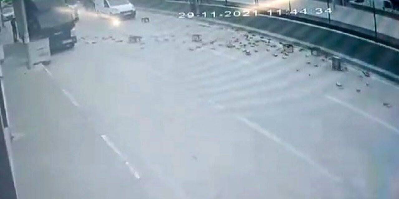 Lodos içki şişelerini yola böyle devirdi