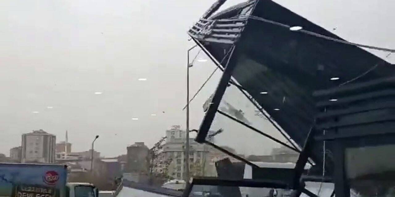 Lodos kafeyi böyle uçurdu