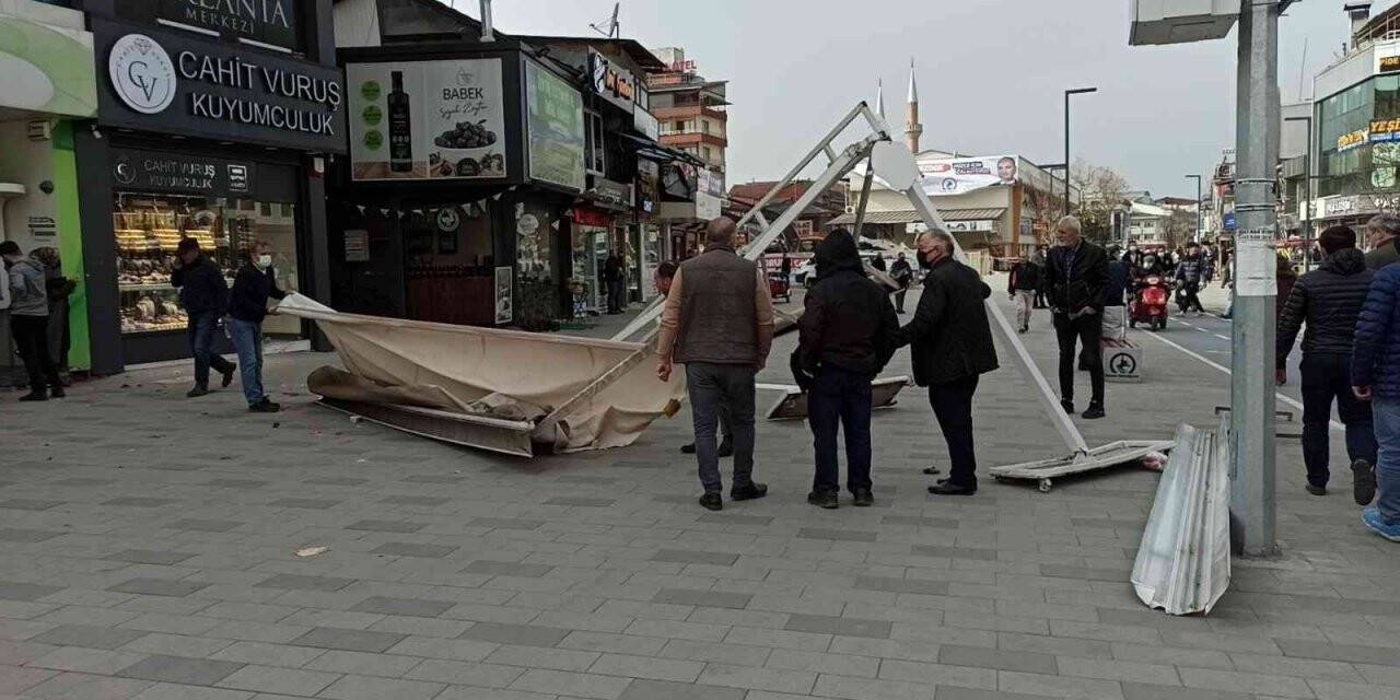 Kuvvetli rüzgar tenteyi kentin en kalabalık caddesini uçurdu
