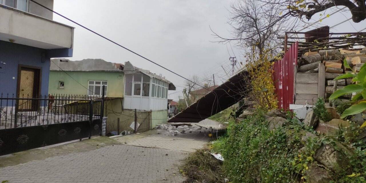 Çatılar uçtu, elektrik telleri koptu