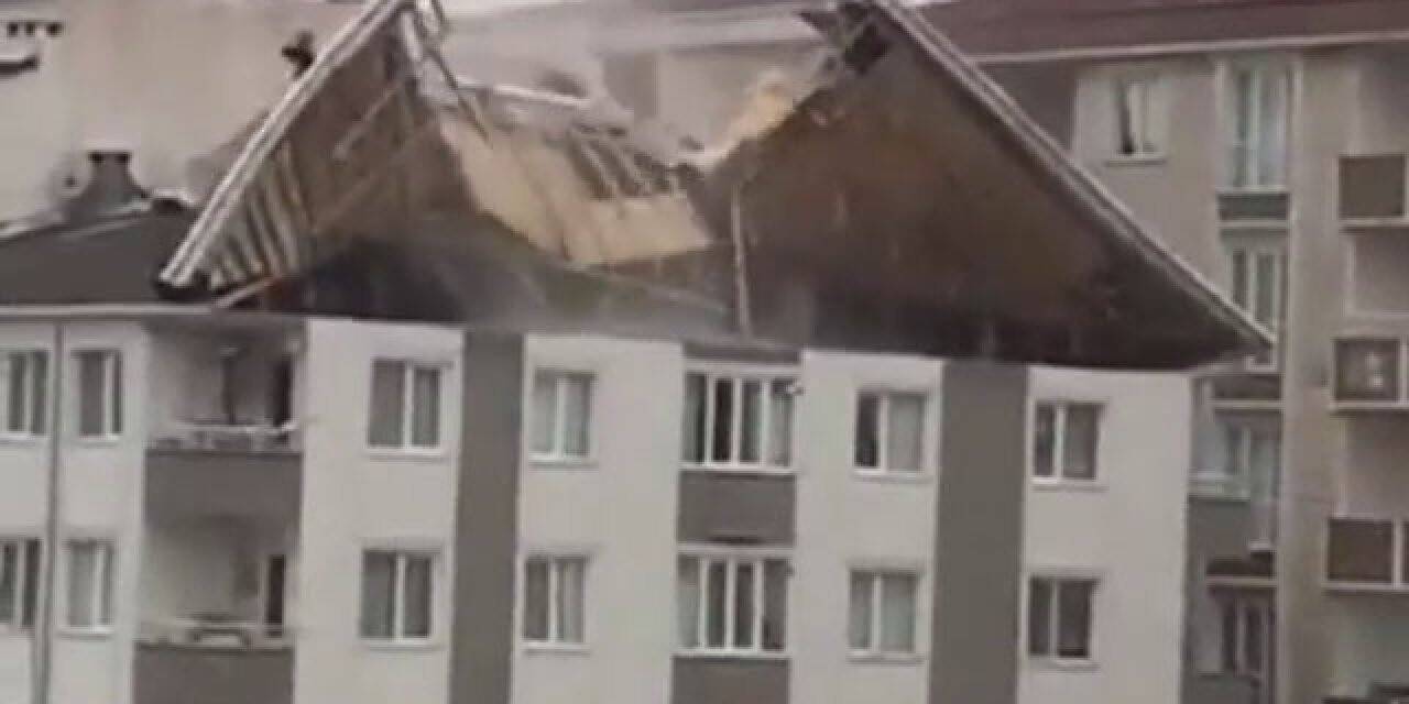 Sultangazi’de şiddetli lodos nedeniyle çatı yola düştü; 2 yaralı