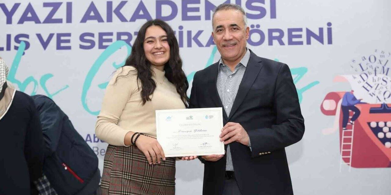 Sultangazi Yazı Akademisi’nin Genç Edebiyatçıları sertifikalarını aldı