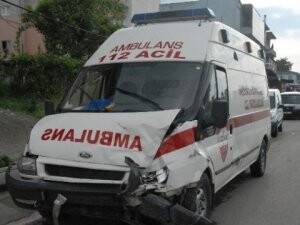Ambulans İle Kamyon Çarpıştı: 2 Yaralı