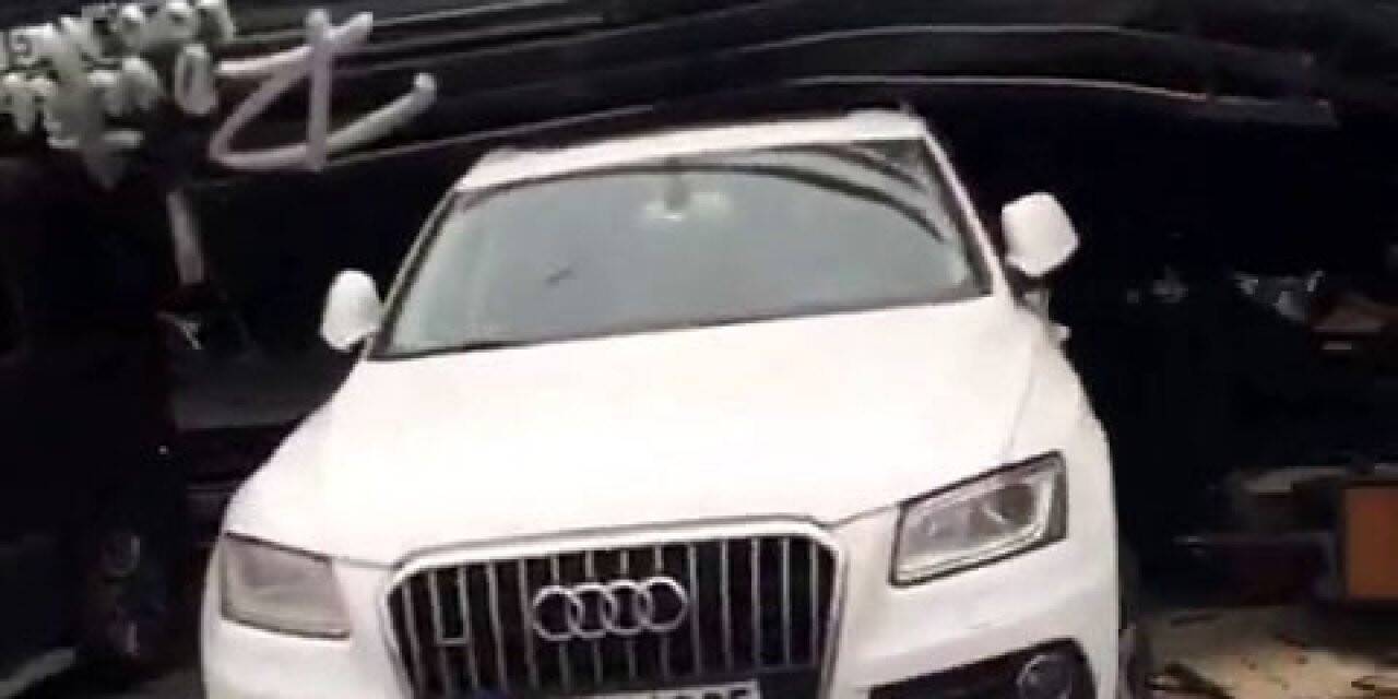 Bağcılar’da lüks sitedeki kafelerin çatıları araçların üstüne yıkıldı