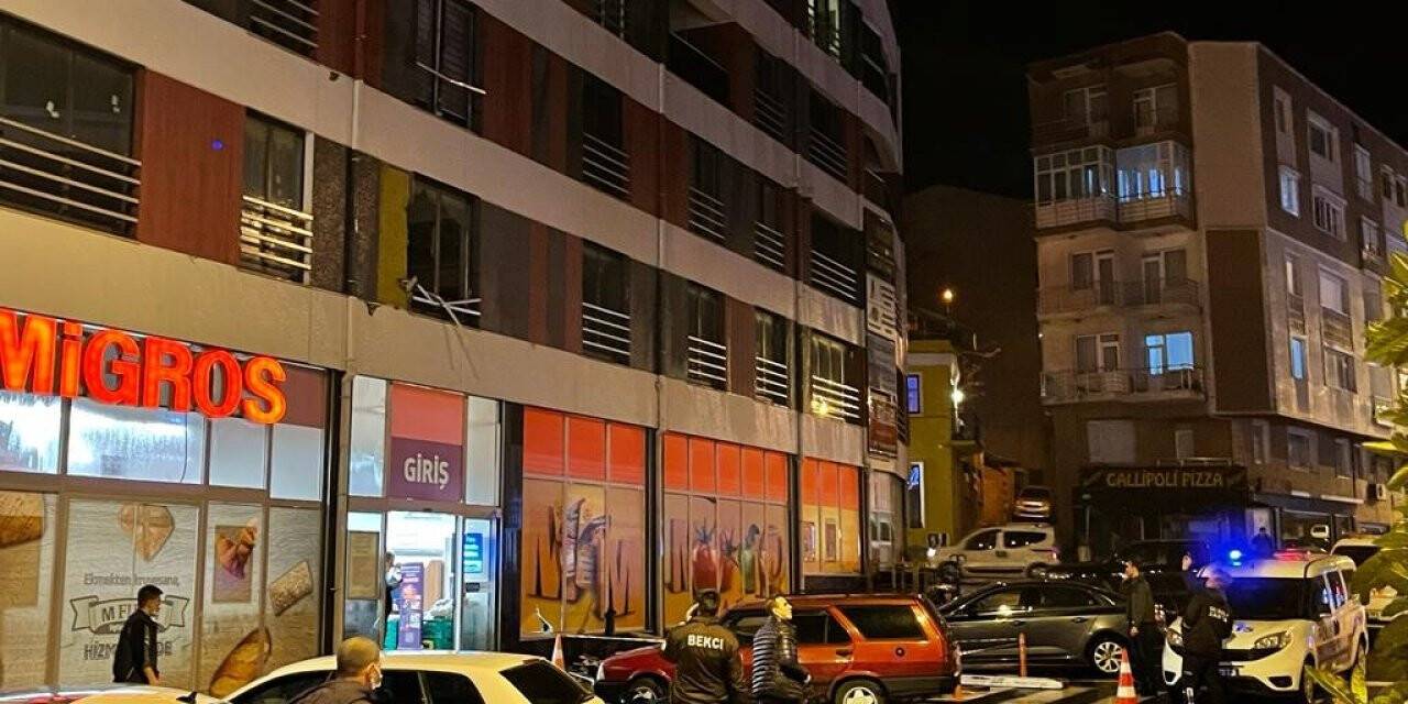 Gelibolu’da apartmanın çatısı uçtu