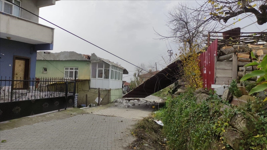 Zonguldak'ta şiddetli rüzgarda evin çatısı karşıdaki samanlığın üzerine devrildi