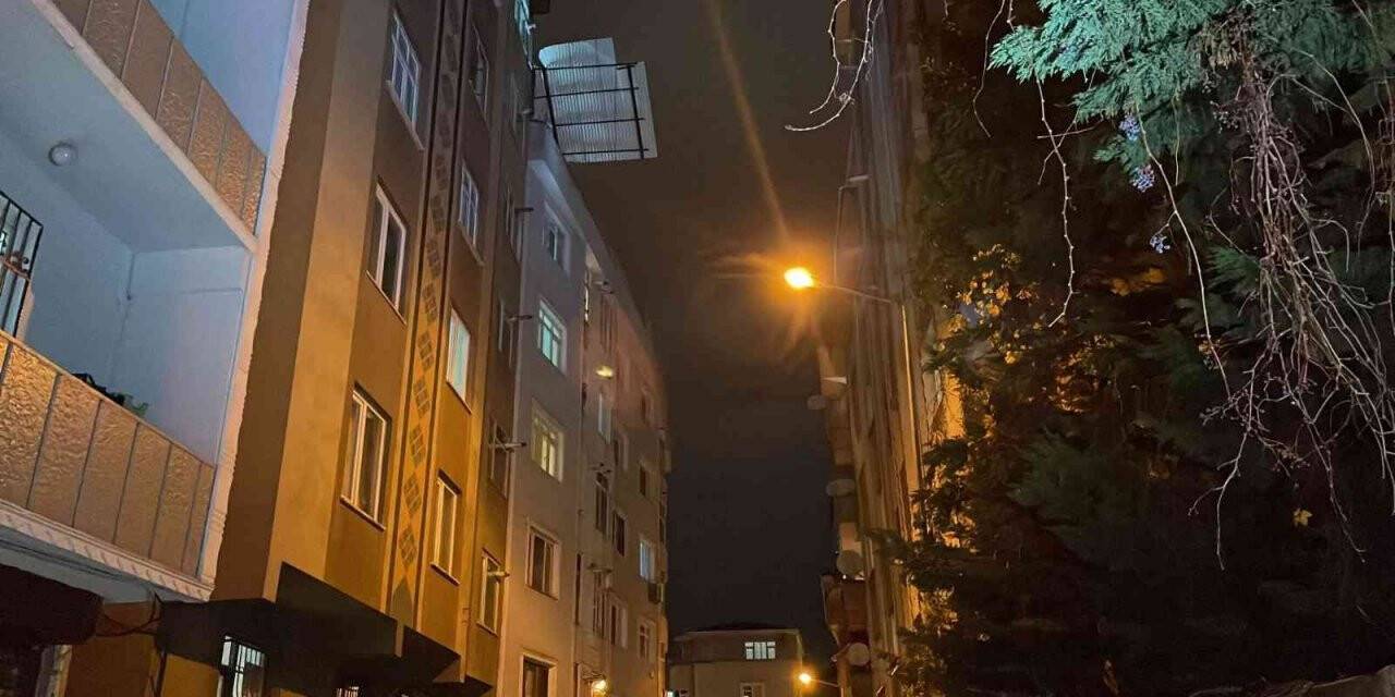 Şişli’de fırtınada uçan çatı başka bir binanın çatısına düştü