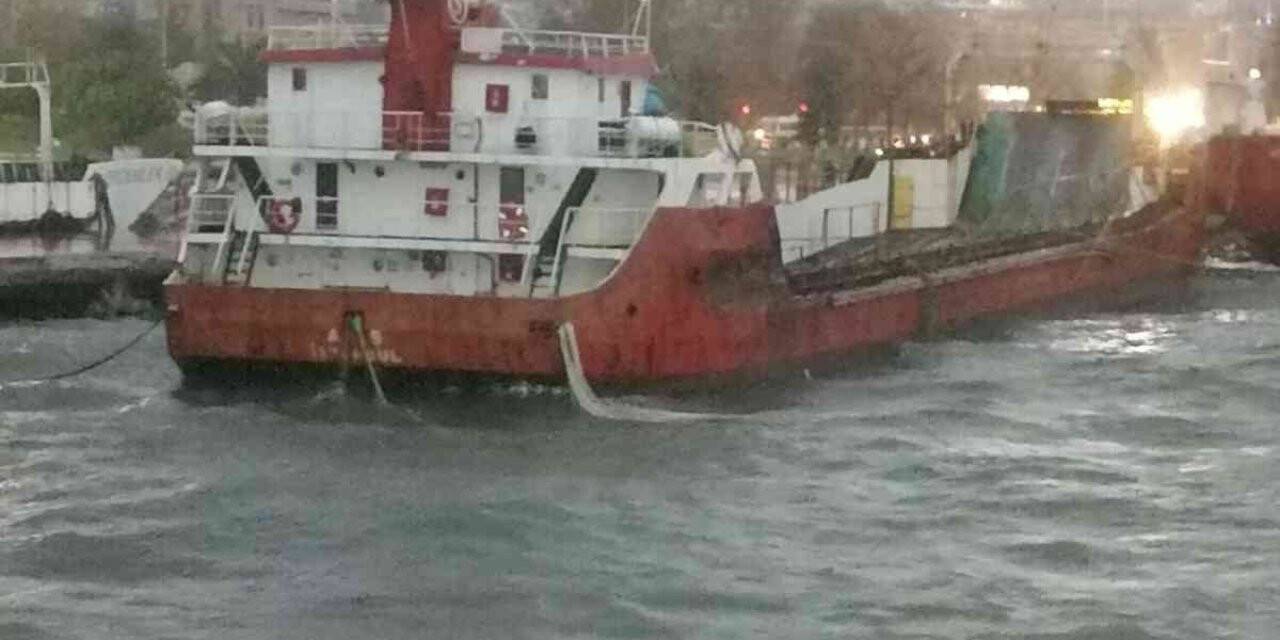 Maltepe’de lodos nedeniyle gemi karaya oturdu