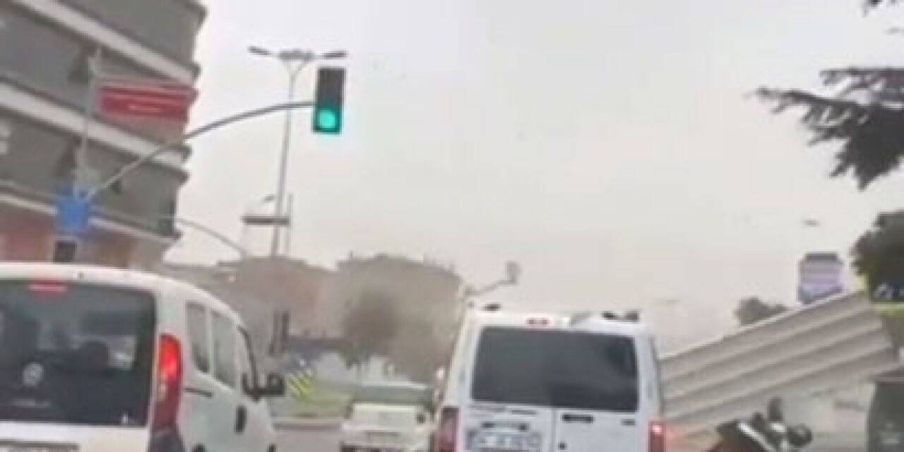 Yola uçan parça motorcunun başına geldi, o anlar kamerada