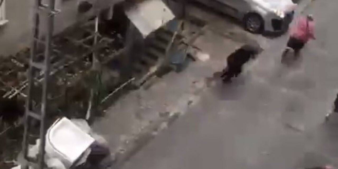 Avcılar’da bir kadın uçan çatıdan son anda kurtuldu