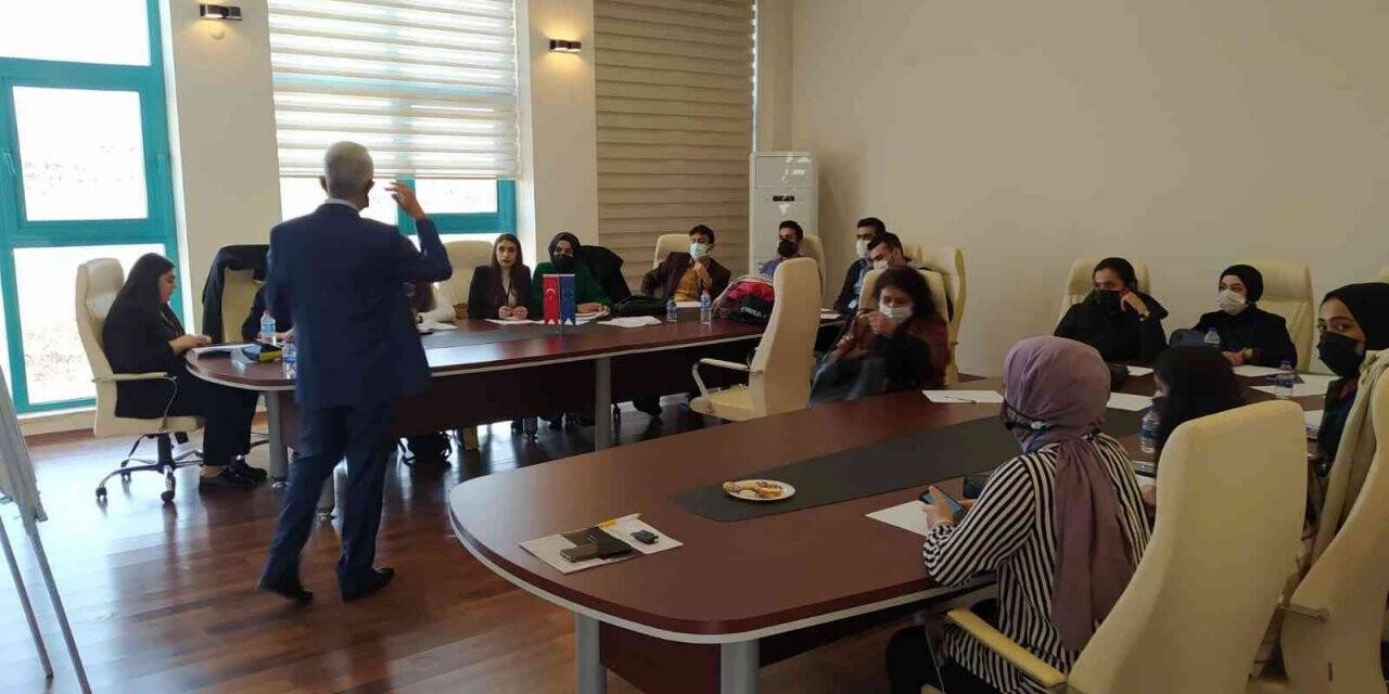 Dicle Üniversitesi Kariyer Merkezi ve AB Bilgi Merkezi iş birliği ile Türkiye Gençlik İklim Forumu düzenlendi