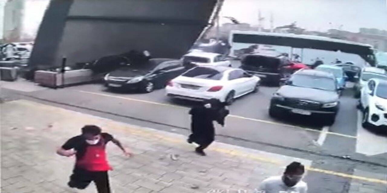 Bağcılar’da kafenin çatısının araçların üzerine uçtuğu o anlar kamerada