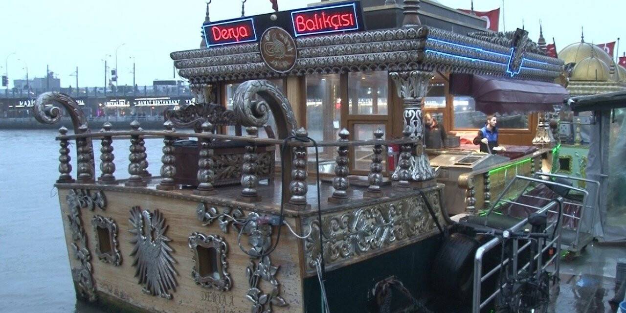 Eminönü’nde balık ekmek tekneleri fırtınadan etkilendi