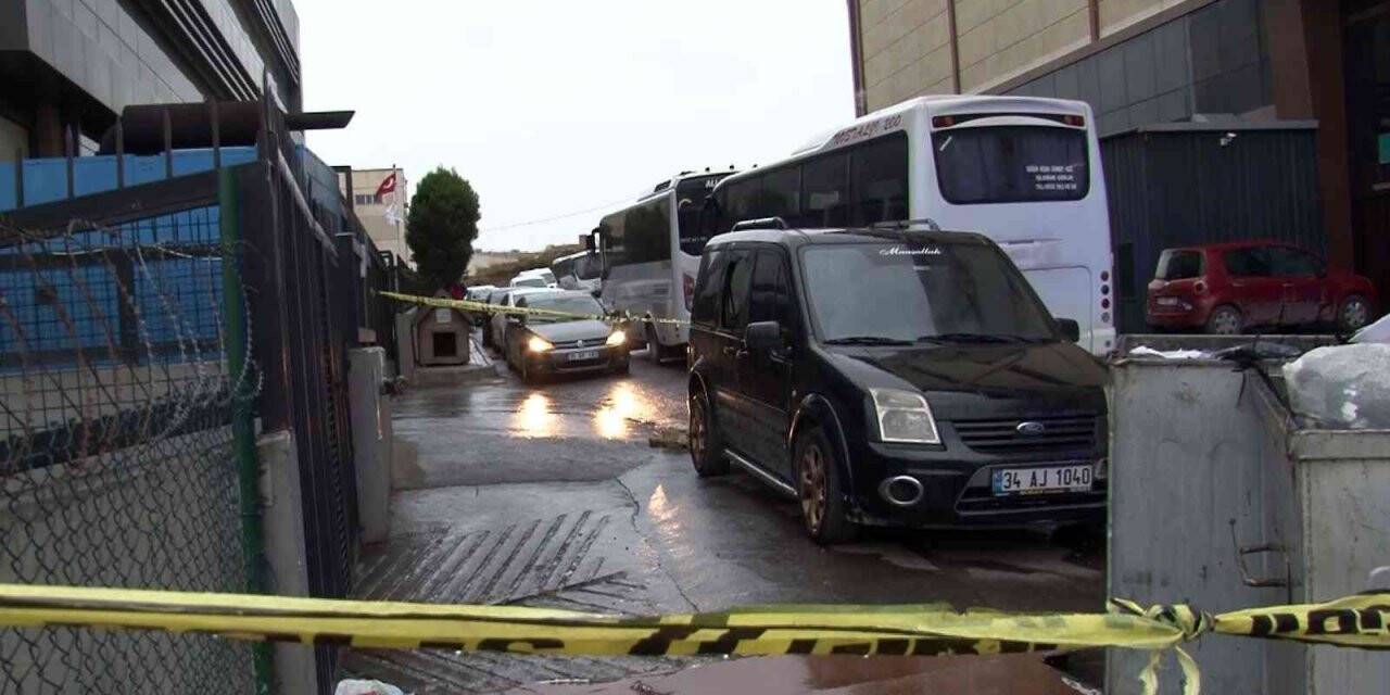Şiddetli rüzgar fabrika çatısının saçlarını uçurdu