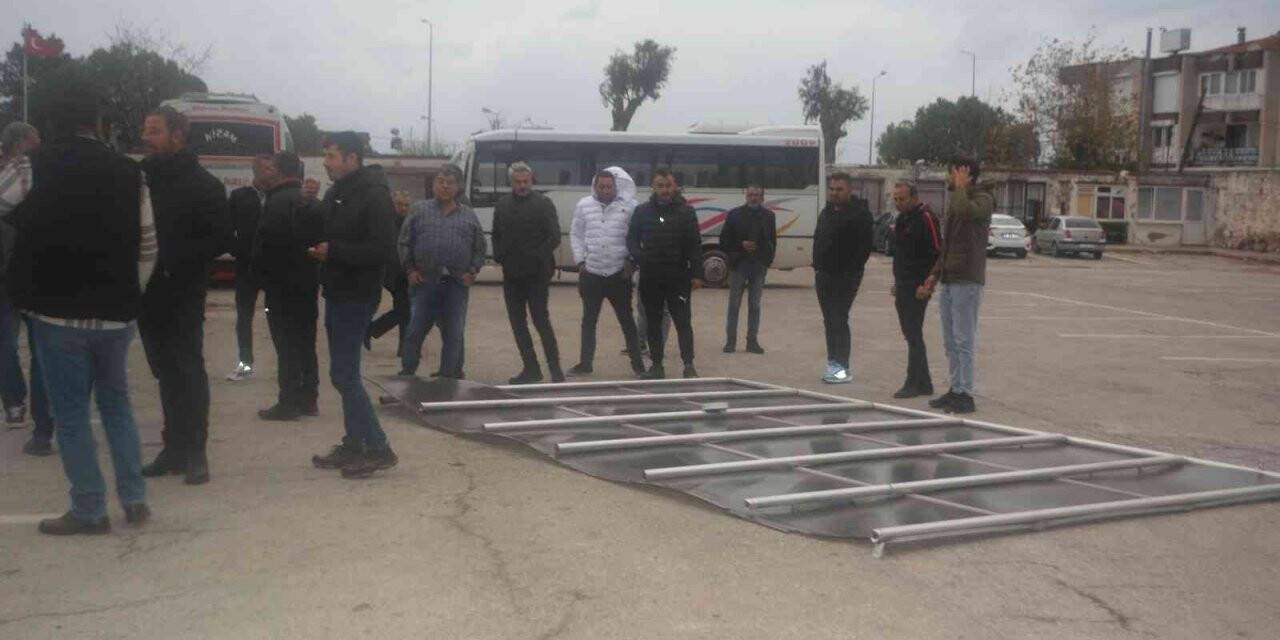 Ayvalık’ta dev güneş paneli otogara uçtu