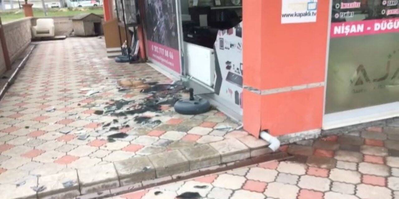 Şiddetli rüzgar bir işletmenin camlarını kırdı