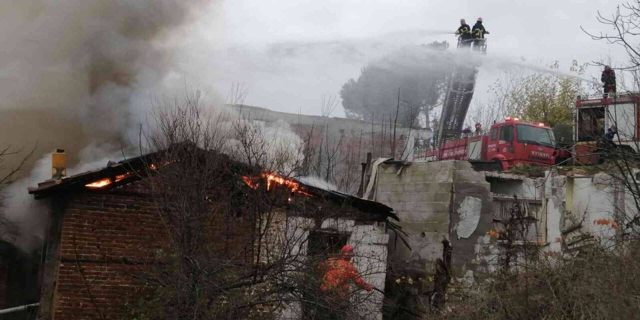 Çan’da metruk bina yandı
