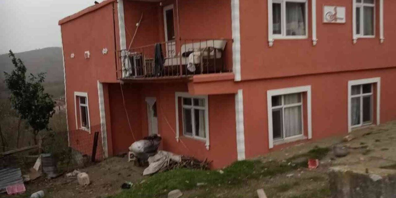 Etkisini gösteren lodos binanın çatısını uçurdu