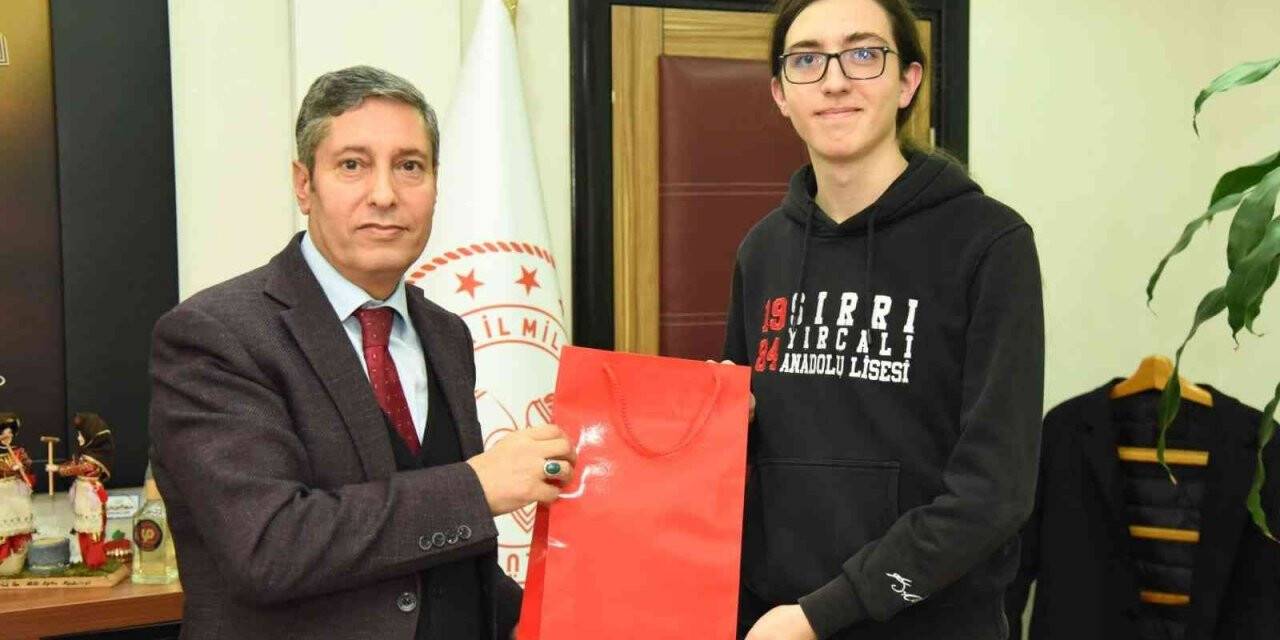 Dünya 1.’si ve 2.’si olan öğrencilerden Müdür Tatlı’ya ziyaret