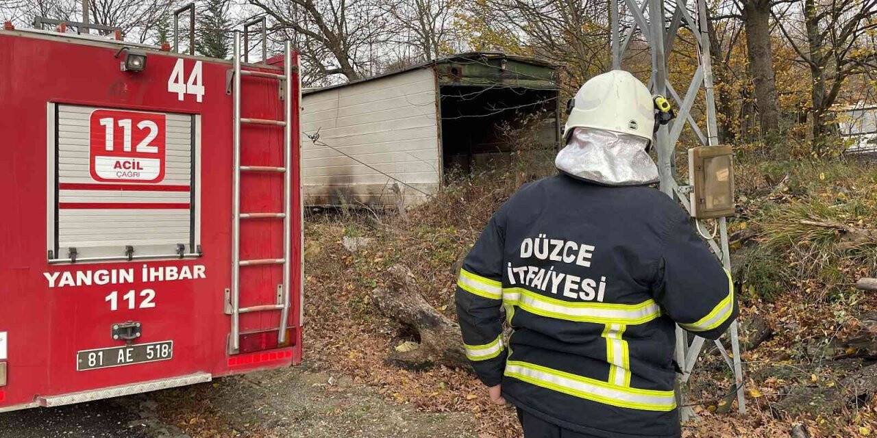 Düzce’de hızı 132 kilometreyi bulan lodos evlerin çatılarını uçurdu