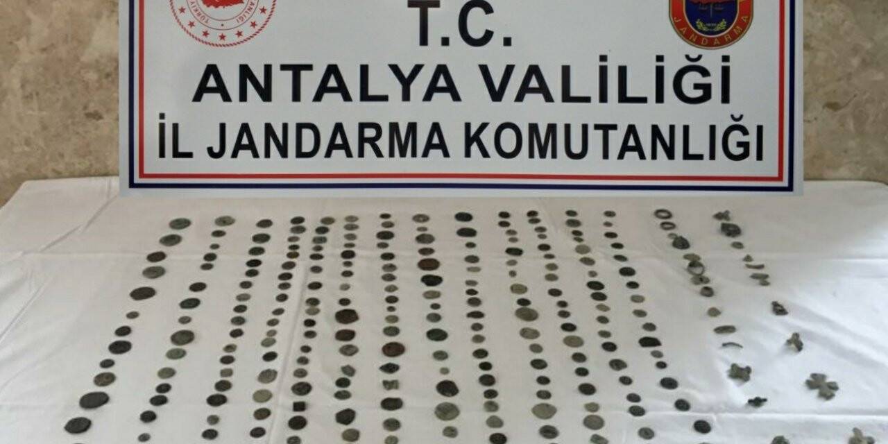 Antalya’da motosikletle tarihi eser kaçakçılığı jandarmaya takıldı