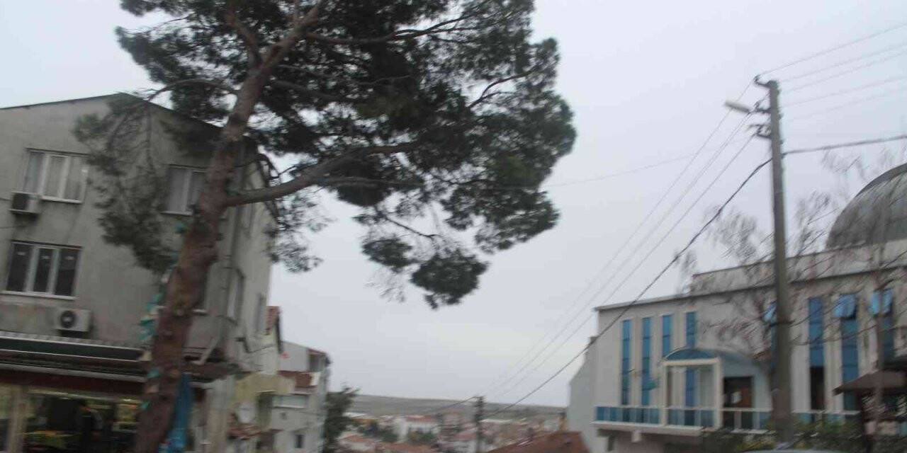 Manyas’ta uçan çatının altında kalan kadın yaralandı