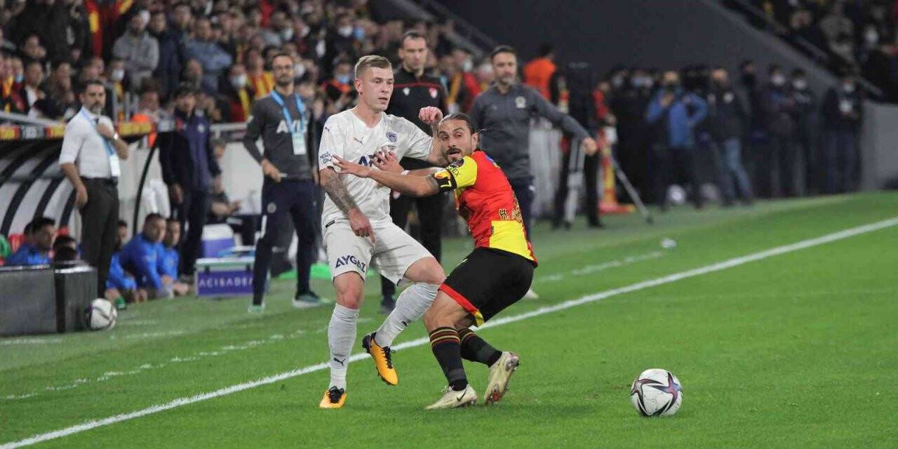 Spor Toto Süper Lig: Göztepe: 1 - Fenerbahçe: 0 (İlk yarı)