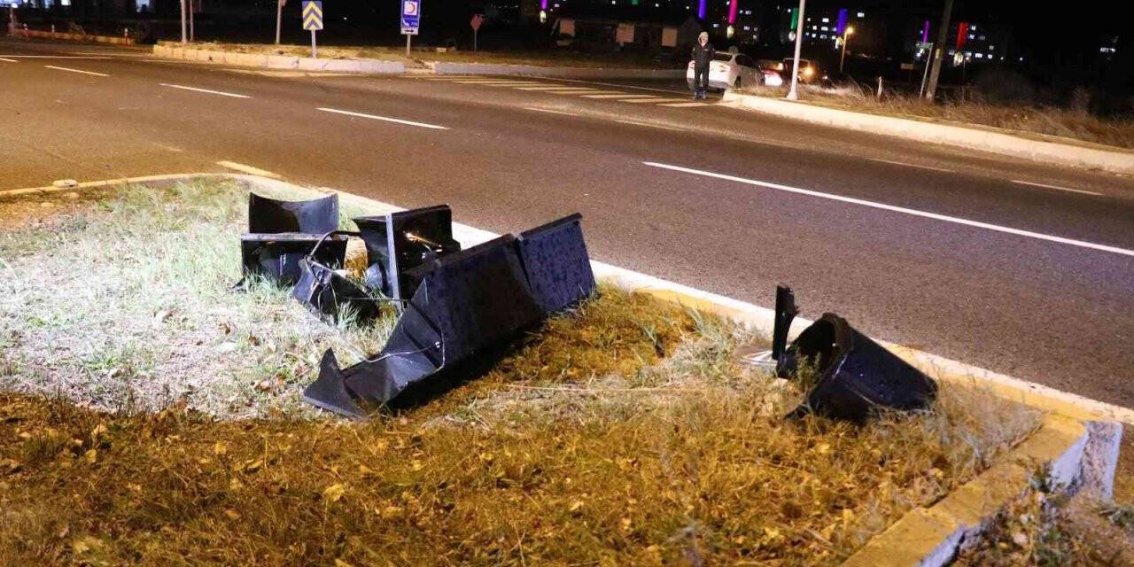 Şiddetli rüzgar trafik lambalarını yerinden söktü