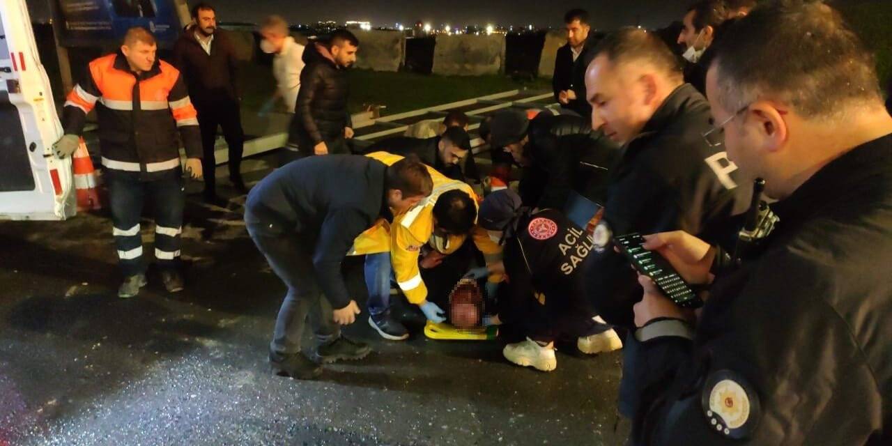 Reklam panosunun altında kalan adam ağır yaralandı