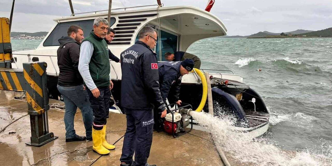 Ayvalık itfaiyesi fırtınada seferber oldu