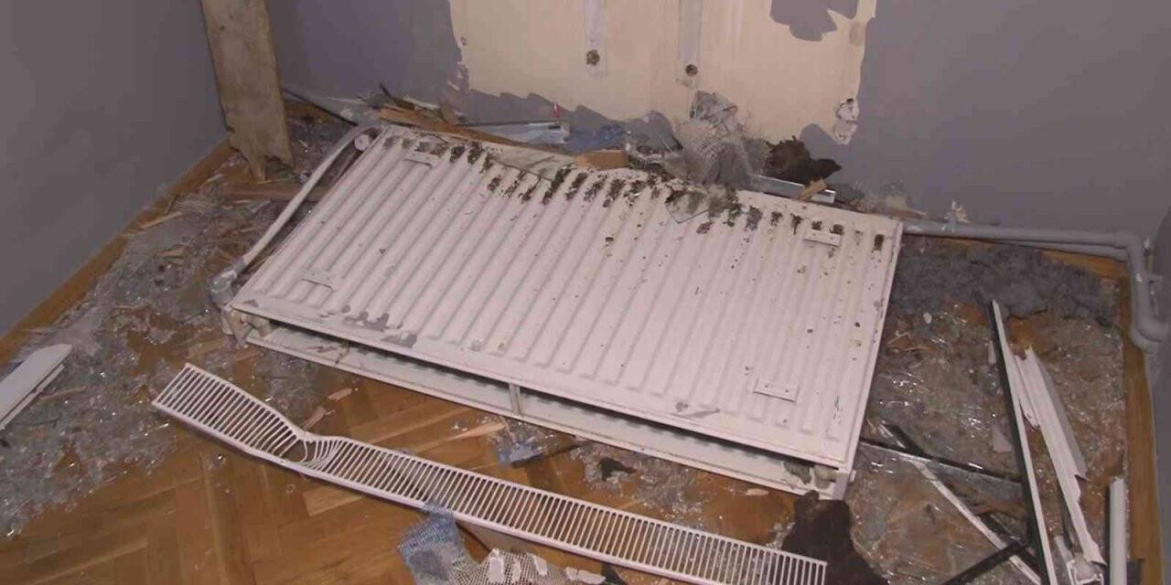 15 katlı binanın çatısından kopan parçalar karşısındaki binanın pencerelerinden içeri girdi