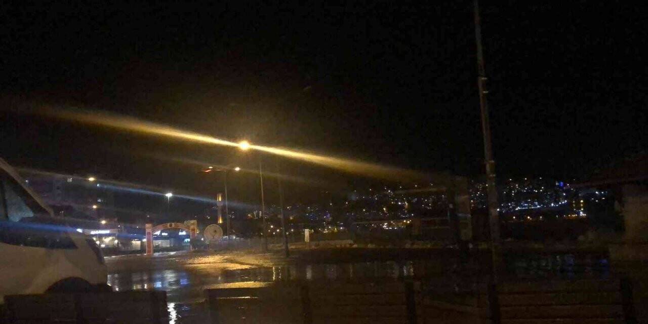 Gemlik’te deniz taştı, sahil sular altında kaldı