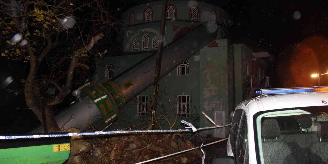 Cami minaresi şiddetli lodosa dayanamadı