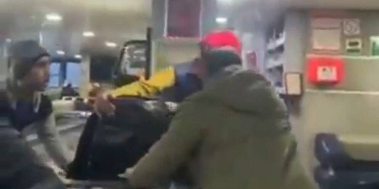 Fırtınaya denizin ortasında yakalanan feribotta korku dolu anlar